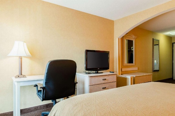 Quality Inn & Suites Manhattan image 24