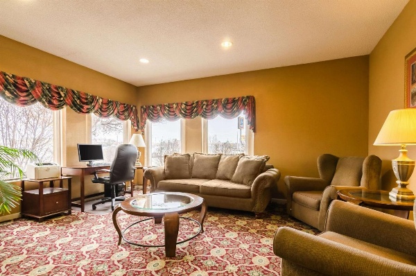 Quality Inn & Suites Manhattan image 3