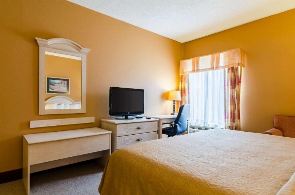 Quality Inn & Suites Manhattan image 9